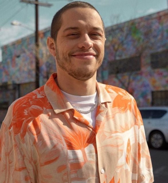Outro que foi diagnosticado com Crohn, ainda aos 17 anos, foi o comediante norte-americano Pete Davidson. Atualmente, segundo ele, a doença está em processo de remissão.
