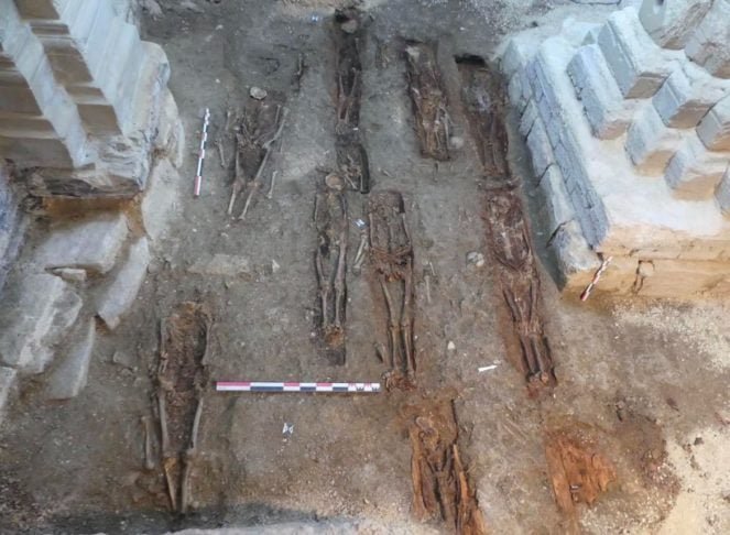 Algumas delas estavam vestidas ou envoltas em mortalhas, com poucos objetos pessoais, como moedas e rosários.