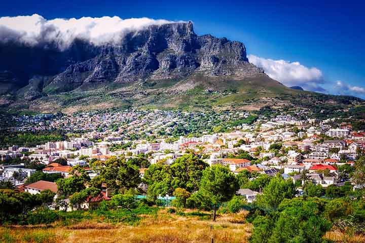 A Table Mountain tem 1.086m de altura. O acesso pode ser feito por trilhas ou bondinho, que oferece uma visão panorâmica por girar 360º em seu próprio eixo. O bondinho só funciona se as condições climáticas forem favoráveis, com pouco vento e tempo adequado.