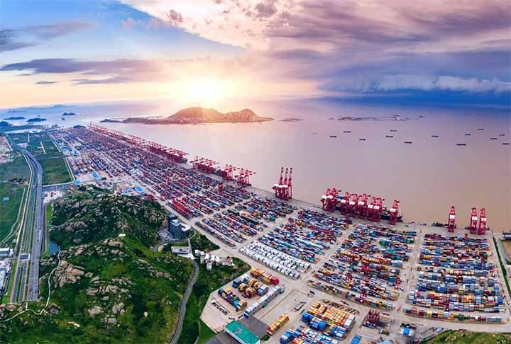 O Porto de Shangai é o maior e mais movimentado do mundo, localizado na costa leste da China. Com uma infraestrutura moderna e expansiva, o porto possui terminais especializados para contêineres, carga geral e veículos.