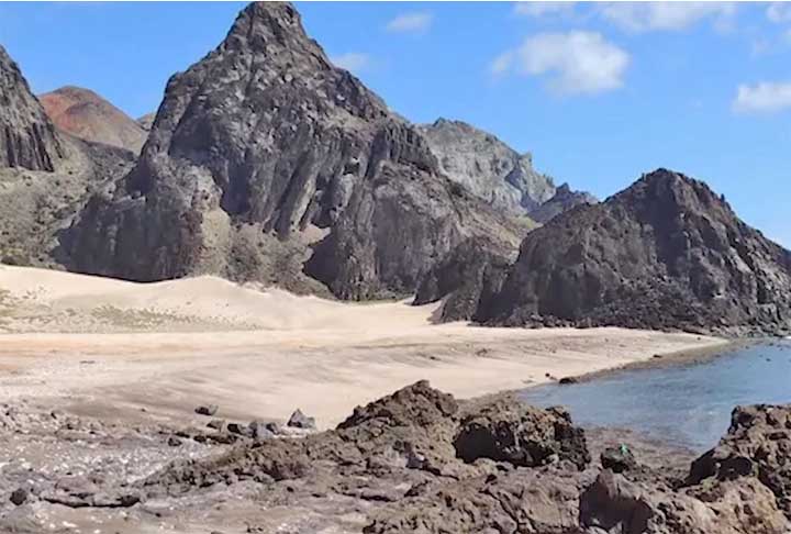 O Arquipélago de Trindade e Martim Vaz fica a 1.140 km do litoral de Vitória, a capital do Espírito Santo, no Oceano Atlântico. Do conjunto de ilhas, apenas a de Trindade é habitada. E a única localidade existente ali é o Posto Oceanográfico, guarnição militar da Marinha do Brasil.