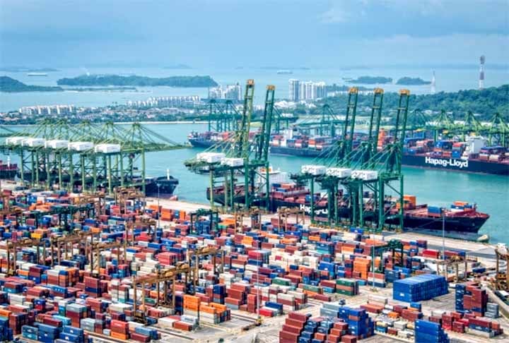 O Porto de Singapura é um dos centros logísticos mais importantes globalmente, situado no sudeste asiático. Estrategicamente localizado no Estreito de Malaca, o porto é um hub de suma importância para o comércio de contêineres e carga geral.