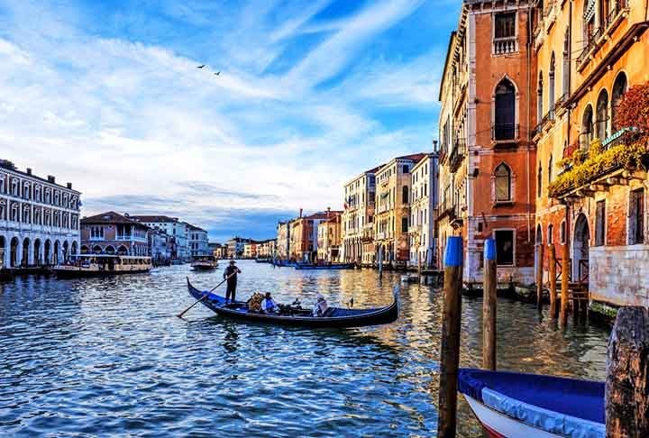 Canal de Veneza, Itália – O icônico Canal Grande oferece passeios em gôndolas e vaporetto, permitindo explorar a cidade em meio a arquitetura renascentista e charme único. Além disso, é famoso por suas pontes e edifícios históricos. Venha pela sua atmosfera romântica e histórica.
