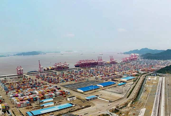 O Porto de Ningbo-Zhoushan, na China, é um dos maiores portos do mundo em termos de volume de carga. Localizado na província de Zhejiang, o porto é conhecido por sua infraestrutura de ponta e terminais especializados para contêineres, grãos e carga geral. 