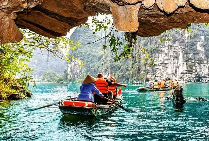 Baía de Halong, Vietnã – Conhecida pelas espetaculares formações rochosas esculpidas pela natureza, oferece cruzeiros de barco entre ilhas e cavernas. Suas águas verdes e paisagens imponentes atraem turistas em busca de tranquilidade. Um destino de beleza natural incomparável