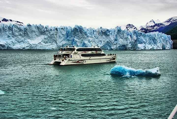 Geleira de Perito Moreno, Argentina – Passeios de barco levam os turistas até a base da grandiosa geleira no Parque Nacional Los Glaciares. De perto, é possível ver o movimento do gelo e sentir a magnitude do local. A experiência está em meio à vastidão da Patagônia.