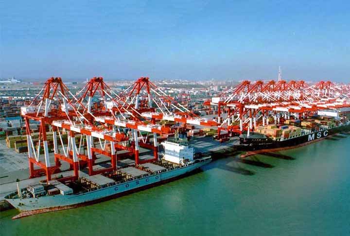 O Porto de Qingdao, na China, é um dos maiores portos de contêineres do mundo, localizado na costa leste do país. Conhecido por sua eficiência e infraestrutura avançada, o porto possui terminais para contêineres, carga geral e produtos químicos.