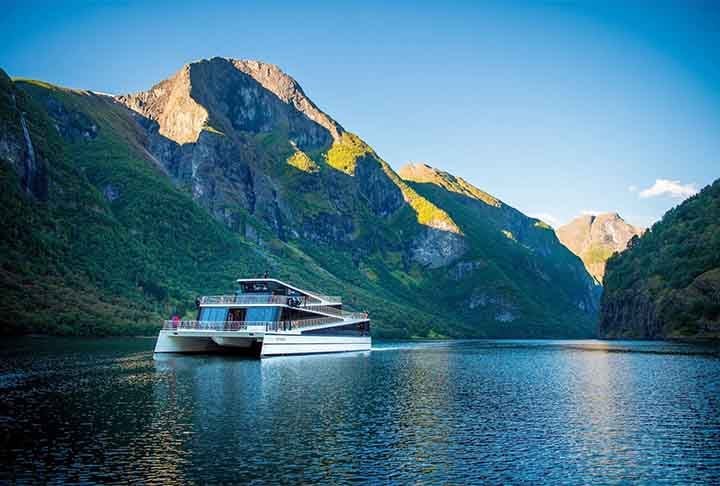 Oslo Fjord, Noruega – Navegar pelos fiordes de Oslo proporciona vistas tranquilas de montanhas, ilhas e águas geladas. Esta região é famosa por seus fiordes profundos e impressionantes paisagens, bem como pelo ambiente sereno. É perfeito para quem gosta de natureza selvagem.
