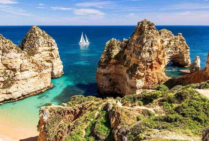 Ria de Alvor, Portugal – Esta ria apresenta calmarias e paisagens de manguezais, com águas cristalinas e lagoas para explorar de barco. Emoldurada por vilarejos e praias desertas, oferece uma experiência relaxante no Algarve. É conhecida por sua beleza e serenidade.
