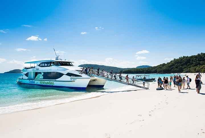 Ilhas Whitsunday, Austrália – Localizadas perto da Grande Barreira de Corais, as ilhas oferecem passeios em catamarãs e iates de luxo em águas cristalinas, cheias de vida marinha. Com praias paradisíacas, é um destino de lazer e aventura aquática.