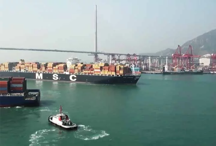 O Porto de Hong Kong é um dos centros logísticos mais importantes do mundo, situado na Região Administrativa Especial de Hong Kong. Com uma infraestrutura moderna e eficiente, o porto é um hub crucial para o comércio de contêineres e carga geral.