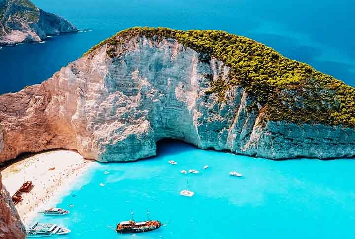 Ilhas Santorini, Grécia – Os barcos de passeio exploram as famosas falésias vulcânicas da ilha, onde você pode tomar banho de mar em águas de um azul intenso. Os casarios brancos com vista para o mar oferecem uma experiência única. Um paraíso de arquitetura e natureza.