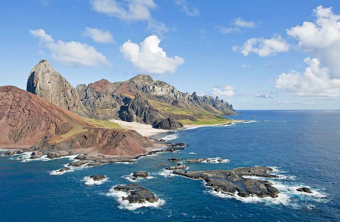 O local da descoberta fica perto da maior região de ninhos da tartaruga-verde do Brasil. Além disso, é habitat de aves marinhas e caranguejos, além de  abrigar um ecossistema que inclui espécies endêmicas de peixes e diferentes conjuntos de recifes. 