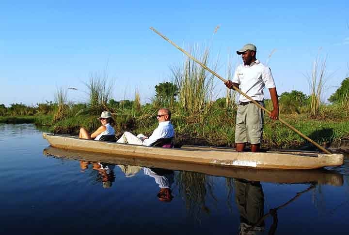Delta do Okavango, Botsuana – Passeios de mokoro (canoa tradicional) permitem a exploração das zonas mais remotas e intocadas do delta. Seus tranquilos canais e vida selvagem abundante atraem quem busca uma experiência autêntica e selvagem.
