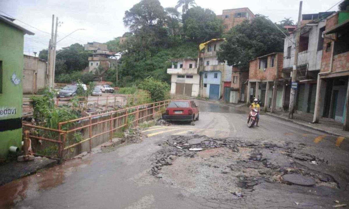 Um dos bairros da cidade de Ibirité que sentiu os efeitos da chuva foi o Palmares, quando a enchente do córrego na região danificou diversos imóveis  -  (crédito: Alexandre Guzanshe/EM/D.A Press)