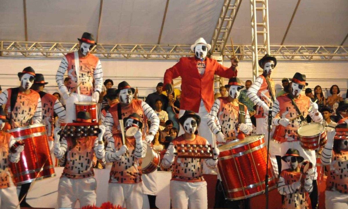 Desfile de blocos caricatos na Praça da Estação, em BH. Na foto, o bloco  Acadêmicos da Vila Estrela -  (crédito: Marcos Vieira/EM/D.A Press)