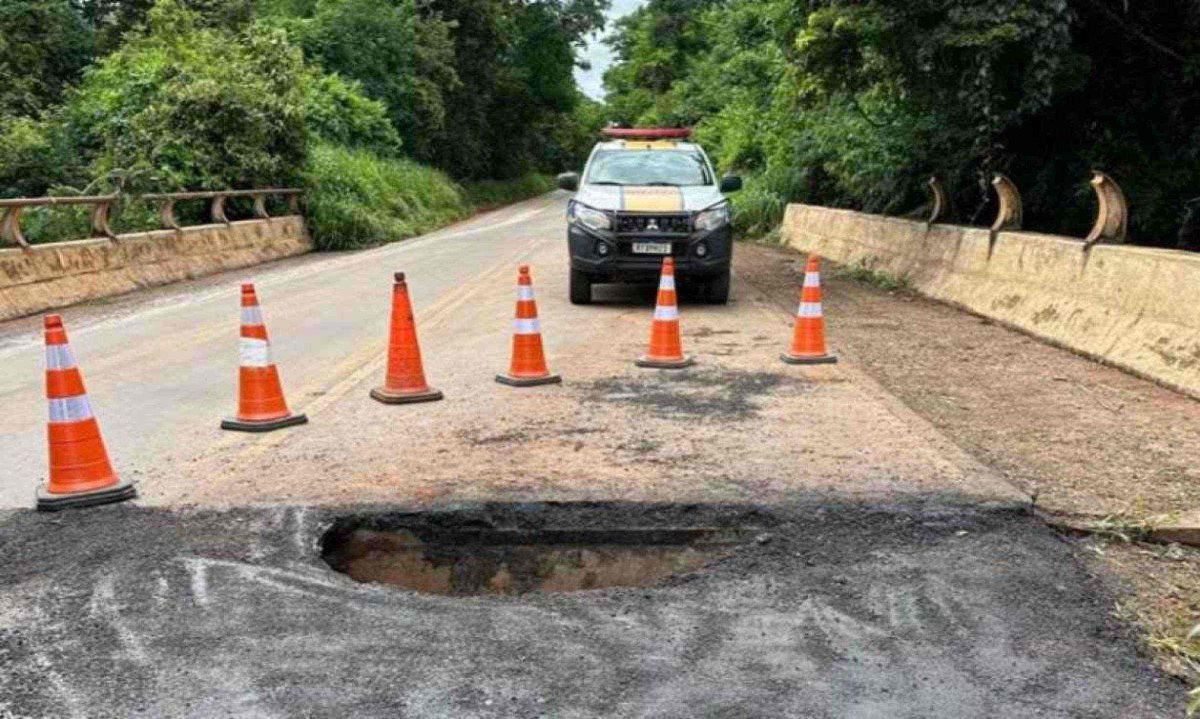 A rodovia MG-188, que conecta os municípios de Unaí e Paracatu, está totalmente interditada  -  (crédito: Divulgação / PMMG)