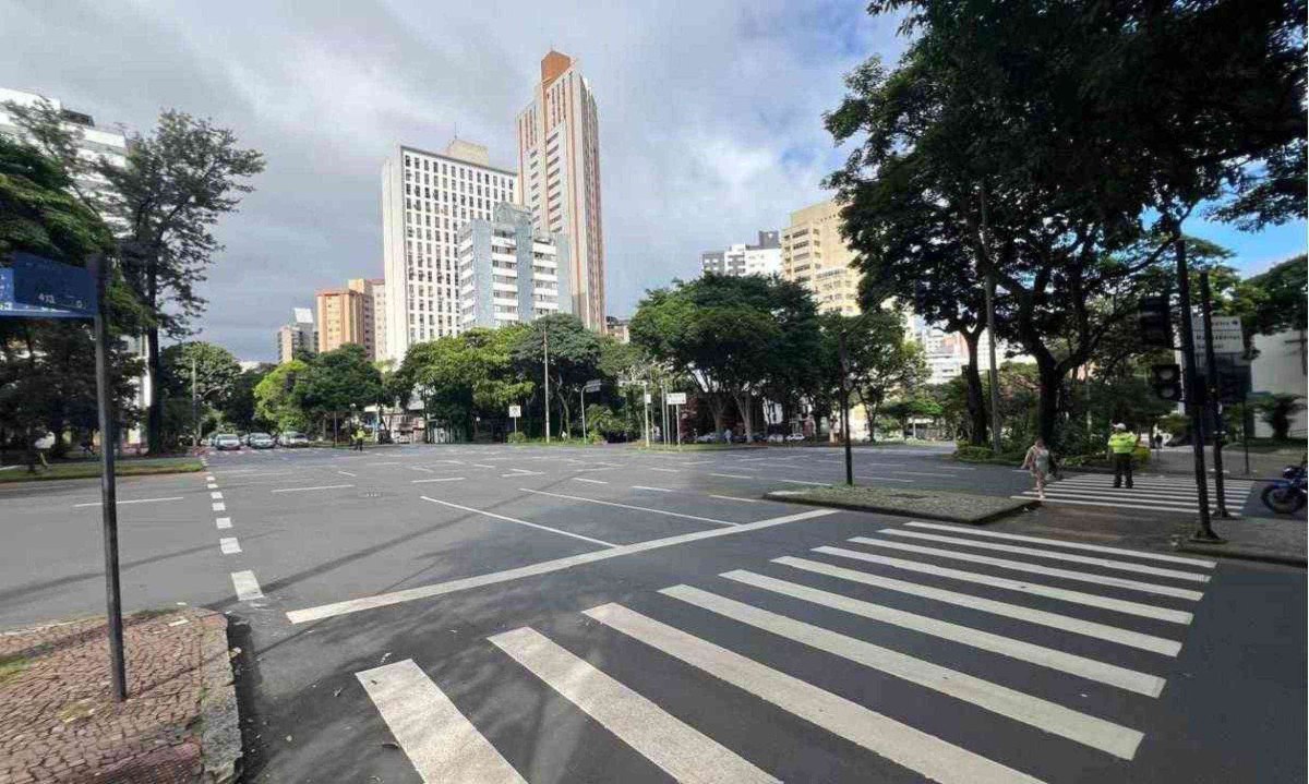 Belo Horizonte amanheceu com o céu parcialmente nublado e pode enfrentar chuvas com raios e rajadas de vento nesta sexta (10) -  (crédito: Edésio Ferreira/EM/DA Press)