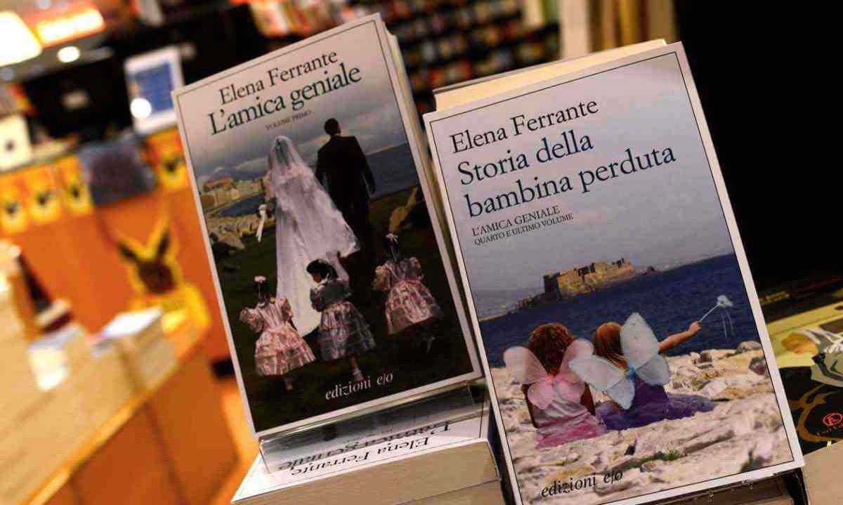 Romances de Elena Ferrante em uma livraria de Roma: invenção de um mundo ficcional singular -  (crédito: GABRIEL BOUYS/afp)