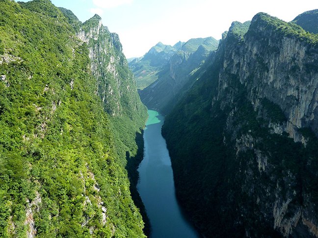 Se levarmos em conta não apenas a estrutura da ponte, mas a profundidade de vales e desfiladeiros em que foram construídas, algumas pontes se destacam, a maioria na China. Veja quais são as pontes mais altas do mundo. Dá vertigem só de olhar! (na foto, a visão que se tem da ponte Beipanjiang, que mostraremos em seguida)