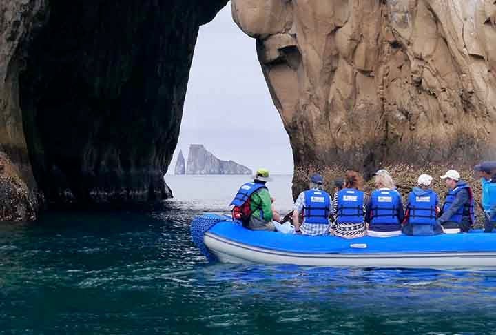  Ilhas Galápagos, Equador – Passeios de barco nas ilhas oferecem oportunidades únicas de avistar animais selvagens e um ecossistema raro, como tartarugas e leões marinhos. O local é conhecido pela sua biodiversidade sem igual.