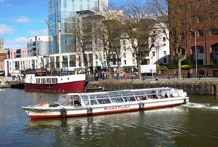 Canais de Amsterdam, Países Baixos – Os famosos canais da cidade revelam uma mistura de arquitetura única e jardins luxuriantes durante os passeios de barco. Navegar por esses canais proporciona um passeio encantador pela história cultural de Amsterdam.