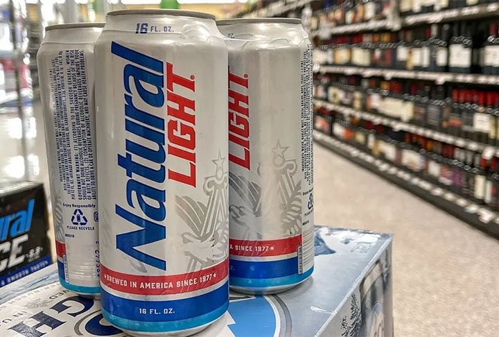 Natural Light -  Teor alcoólico de 4,2% - Lager leve e popular, ideal para festas e encontros. Produzida pela Anheuser-Busch nos Estados Unidos.
