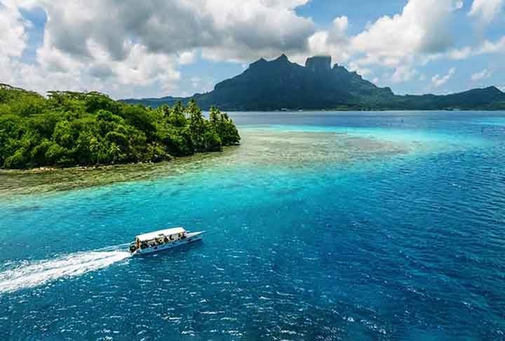Bora Bora, Polinésia Francesa – Rodeada por um enorme lago e águas turquesas, a ilha é perfeita para passeios de barco, que proporcionam uma vista incrível dos corais e da montanha Otemanu. Uma escapada tropica ideal para relaxamento total e beleza natural.
