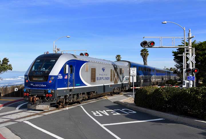 9ª) Chicago-Los Angeles, Amtrak: Essa rota ferroviária abrange uma distância de 4.390 km e o trem percorre esse trajeto apenas três vezes na semana. A viagem completa leva aproximadamente 65 horas e 20 minutos, com 40 paradas ao longo do percurso.