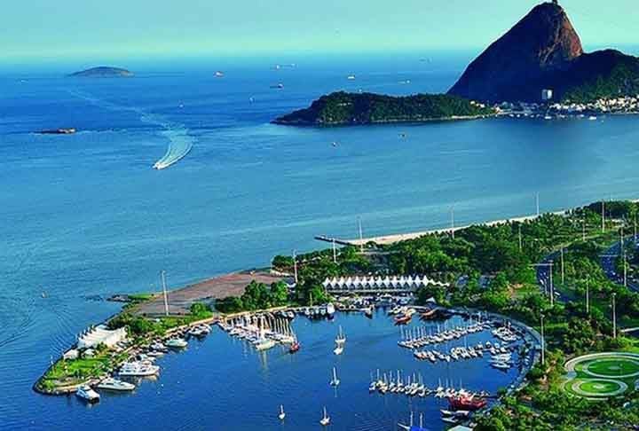 Rio de Janeiro -  A vista do Rio a partir do mar é deslumbrante, com a icônica praia de Copacabana e o Pão de Açúcar. Cruzeiros oferecem vistas panorâmicas da cidade e sua Baía de Guanabara. É ideal para admirar as paisagens urbanas misturadas à natureza.
