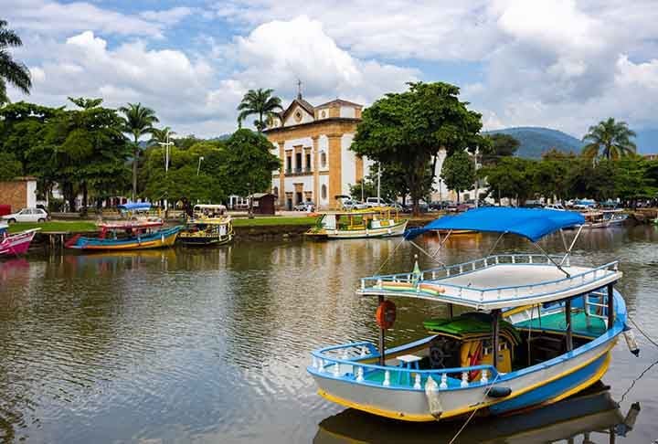 Baía de Paraty, Rio de Janeiro
- Com suas águas calmas e cerca de 60 ilhas, é perfeita para passeios de barco. Oferece praias desertas, enseadas e uma rica fauna marinha, além de permitir o acesso às ilhas paradisíacas e a vilarejo histórico de Paraty, com seu charme colonial. Esse cenário espetacular é ideal para quem busca uma escapada tranquila.

