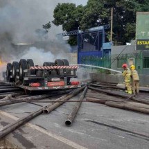 Motorista da carreta ficou preso às ferragens e morreu no local do acidente, na BR-381 -  (crédito: CBMMG)