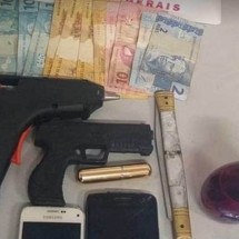 Ladrões usam pistola de cola quente para assaltar e levam R$ 5 mil - Divulgação/PMMG