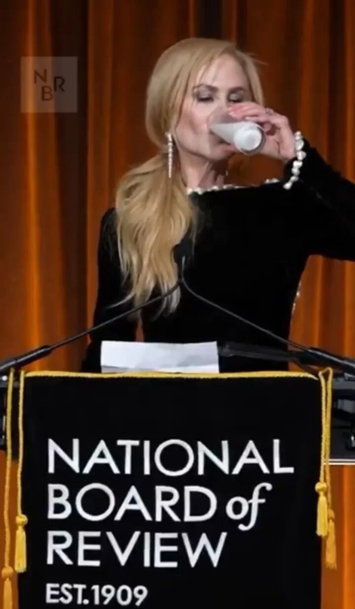 Nicole Kidman toma copo de leite de uma vez ao comemorar prêmio por ‘Babygirl’ - Reprodução do X/National Board of Review