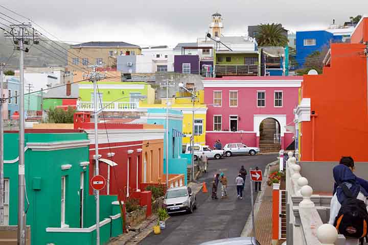 A Cidade do Cabo também tem vários museus com exposições permanentes de fotos e vídeos. O Bo-Kaap Museum foi fundado por escravos livres, muitos vindos do Sudeste da Ásia e conhecidos como os malaios do Cabo. Um povo importante na formação da língua africâner.