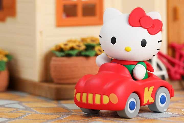 Apesar de ser uma personagem sem boca, a Hello Kitty consegue expressar uma variedade de emoÃ§Ãµes e personalidades por meio de suas diferentes poses e acessÃ³rios.