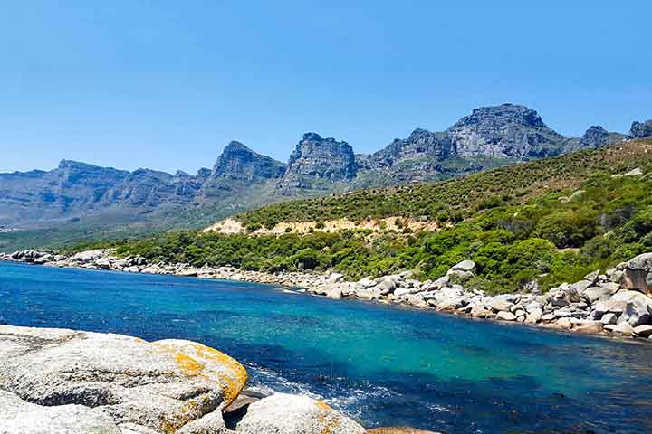 FormaÃ§Ãµes rochosas conectadas Ã  Table Mountain tambÃ©m atraem visitantes. Ã? o caso da Doze ApÃ³stolos, ou Twelve Apostles, que recebeu esse nome  apesar de ter 17 picos.