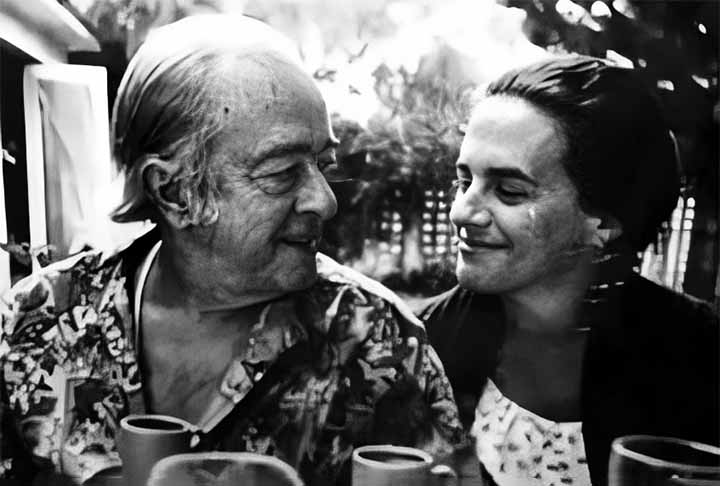 Vinicius de Moraes teve vida amorosa agitada, com nove casamentos. A primeira união foi com Tati de Moraes, que durou 11 anos e resultou em dois filhos - Suzana e Pedro -, e a última com Gilda Mattoso (foto). 
