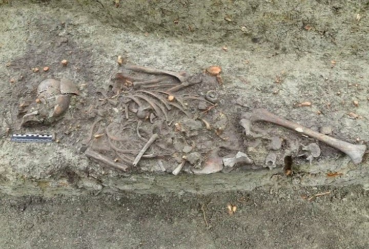 A escavação revelou um cemitério de pessoas marginalizadas, onde outros indivíduos também foram enterrados com medidas cautelares semelhantes, como pedras no peito e moedas na boca.