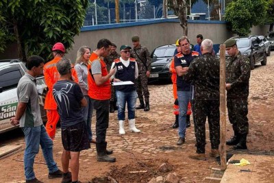 Oficiais do exército foram a Dom Silvério avaliar a construção de uma ponte metálica para substituir a estrutura destruída pela chuva -  (crédito: Divulgação/Prefeitura de Dom Silvério)