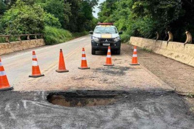 A rodovia MG-188, que conecta os municípios de Unaí e Paracatu, está totalmente interditada  -  (crédito: Divulgação / PMMG)