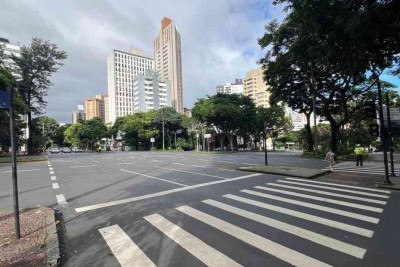 Belo Horizonte amanheceu com o céu parcialmente nublado e pode enfrentar chuvas com raios e rajadas de vento nesta sexta (10) -  (crédito: Edésio Ferreira/EM/DA Press)