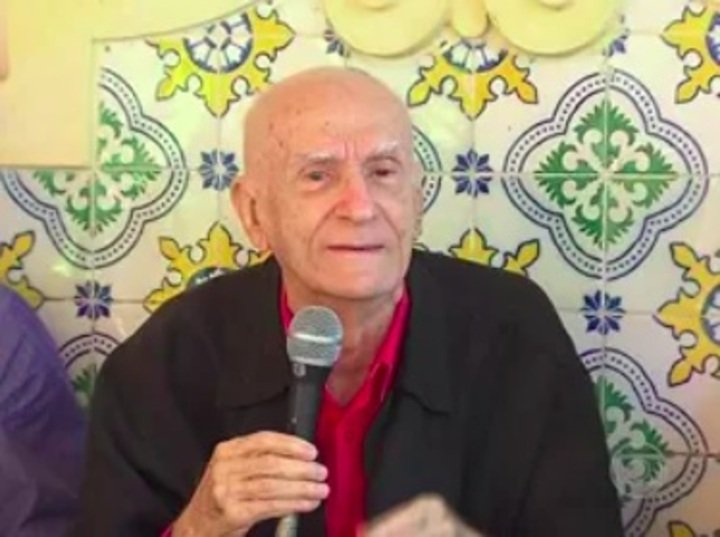 AlÃ©m do teatro, Suassuna tambÃ©m escreveu romances e ensaios. 
