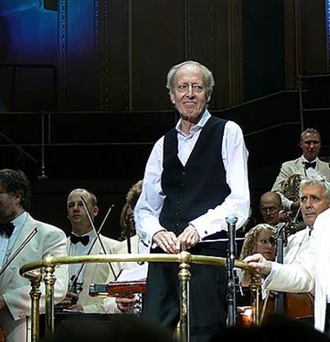 John Barry (1933-2011) - Maestro e compositor britânico, vencedor de cinco Oscar, o último por Dança com Lobos (1990). É o músico que compôs mais trilhas para os filmes de James Bond. Assinou 11 delas, incluindo temas que se tornaram antológicos como Goldfinger, Octopussy e Os Diamantes são Eternos