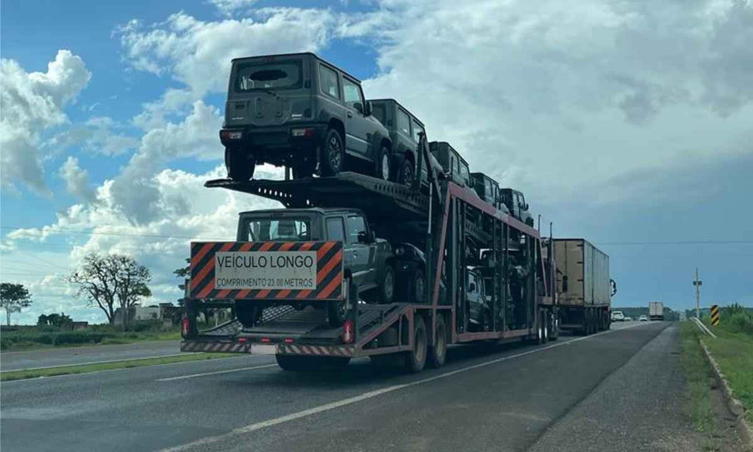 Vídeo: motorista de caminhão-cegonha dirige em zigue-zague e é preso