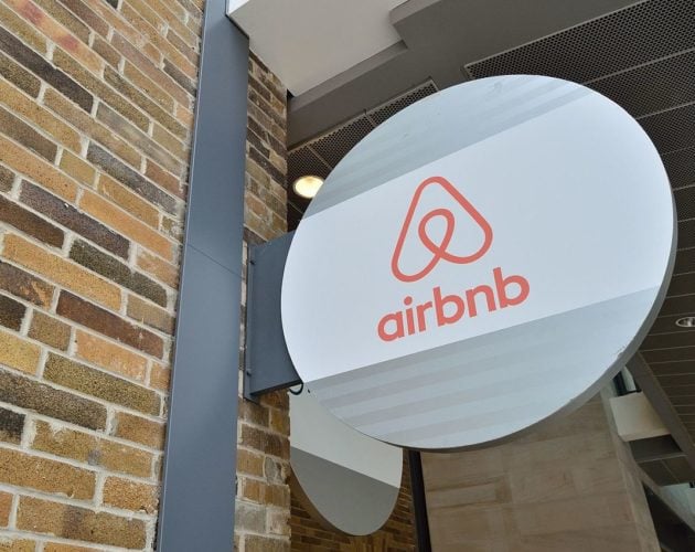 Em 2023, as 10 cidades mais procuradas para locação por intermédio do Airbnb responderam por 7% das estadias globais. Houve uma queda em relação a 2019, quando o sistema representou 10% do total. 