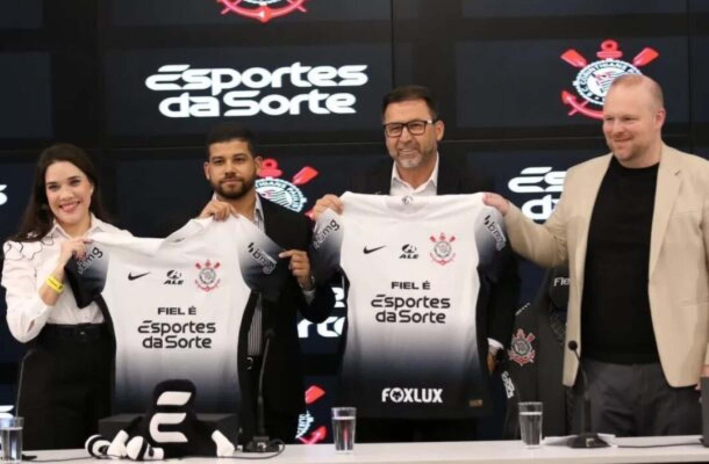 Corinthians vive indefinição com patrocinador e abre conversa com outras ‘bets’
