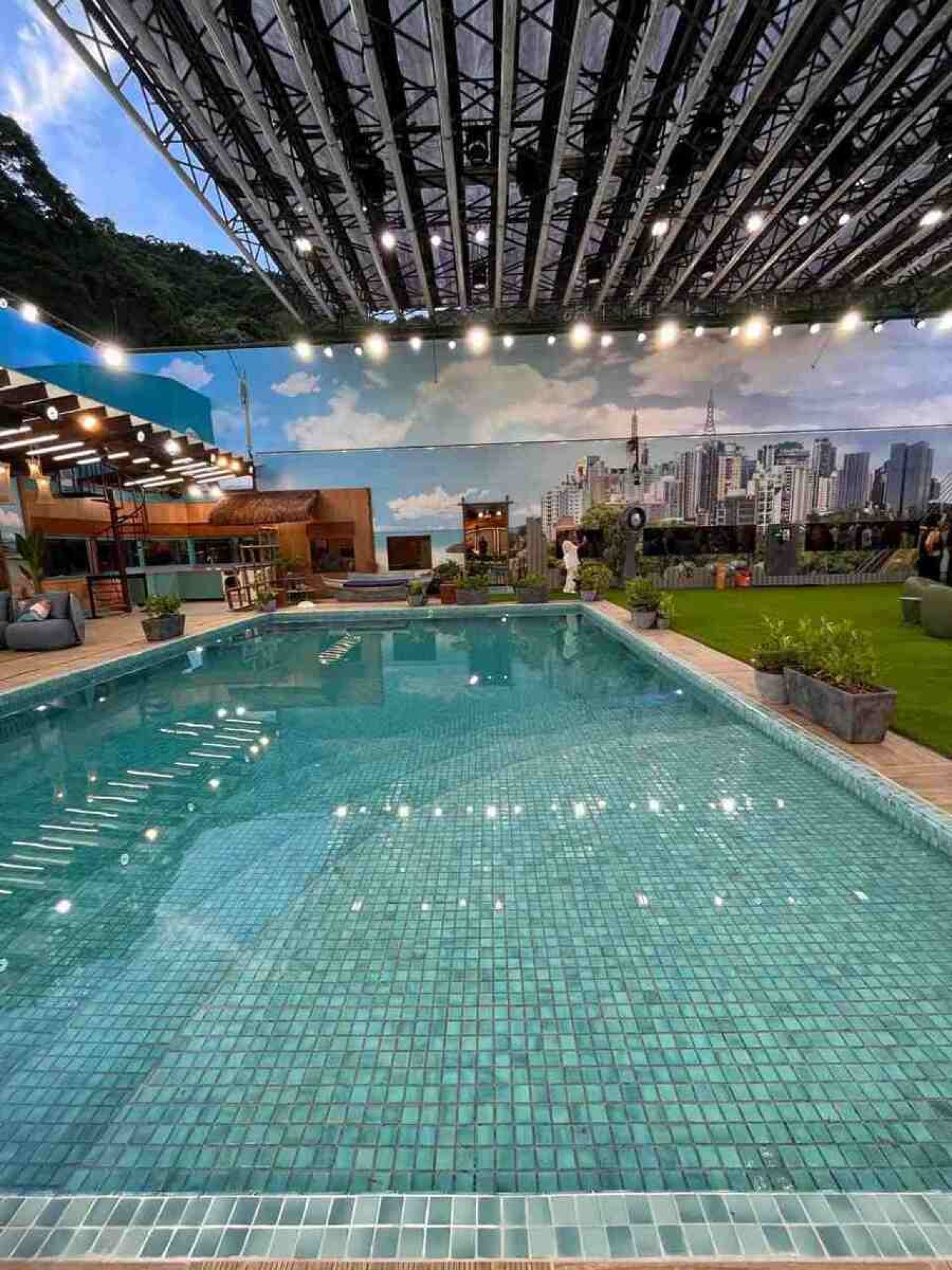 A piscina é um dos destaques da casa do BBB