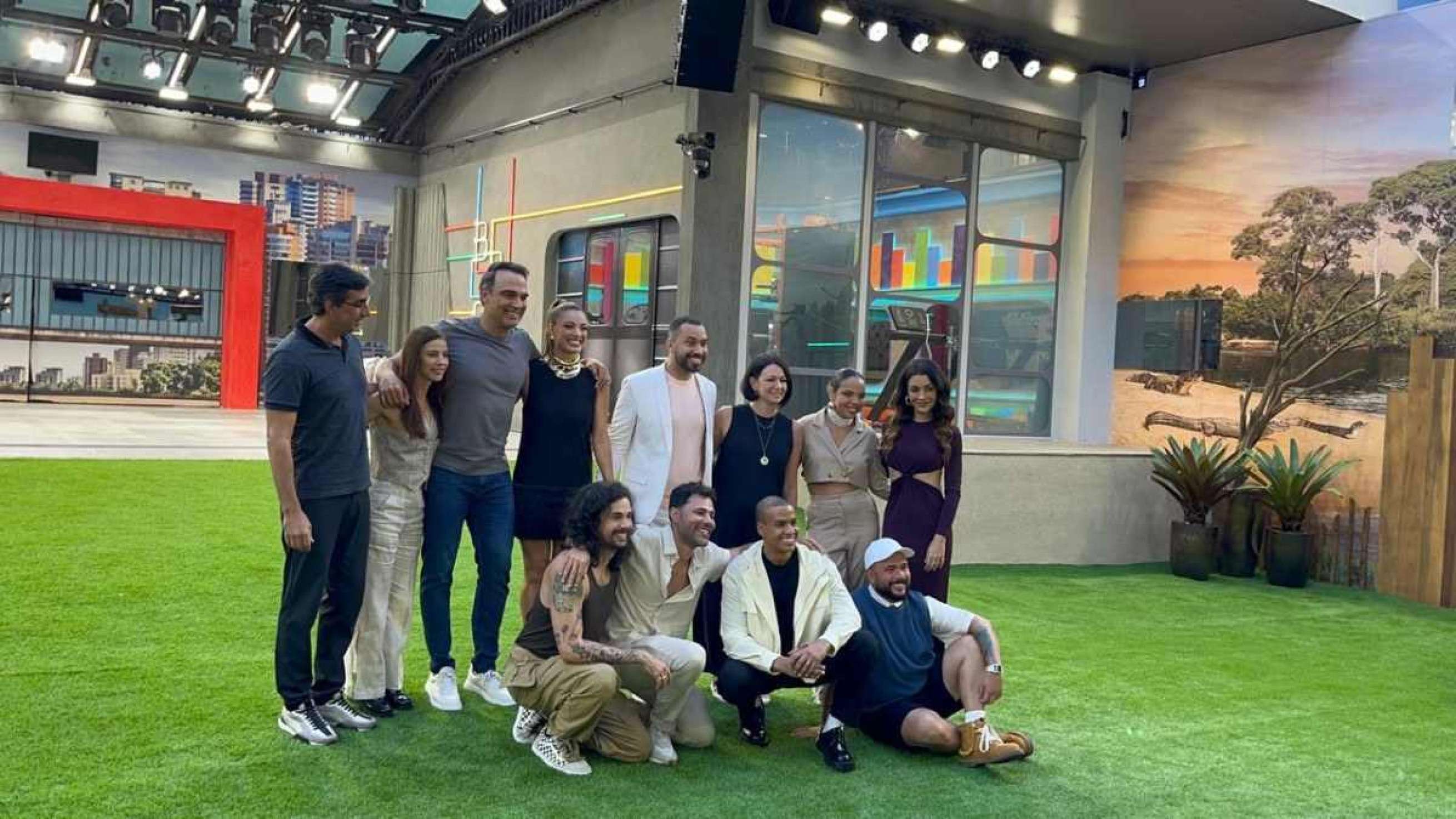 Gil do Vigor e Bia fizeram visita surpresa e posaram para foto com ex colegas de confinamento e os diretores do programa
