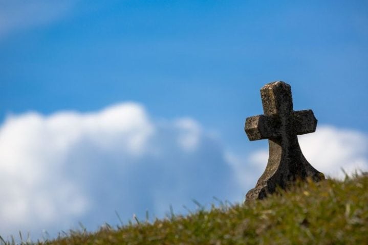 A criança, que teria cerca de seis anos no momento da morte, foi enterrada de bruços com um cadeado de ferro sob o pé esquerdo para evitar que assombrasse sua família e vizinhos.